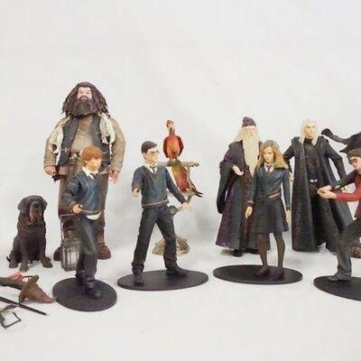 1175	LARGE ASSORTMENT OF LOOSE NECA HARRY POTTER ACTION FIGURES. THE DEATH EATER DUMMY FIGURE'S ARMS NEED REPAIR. 
