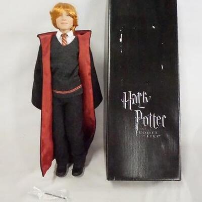 1118	HARRY POTTER TONNER DOLL RON WEASLEY AT HOGWARTS, COMES W/ STAND, BASE, WAND & ORIGINAL BOX. 17 IN H 
