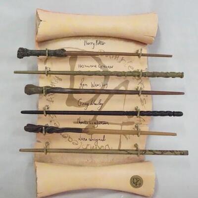 1105	HARRY POTTER DUMBLEDORE'S ARMY WAND SET W/ PLAQUE. COME'S W/ SIX WANDS; HARRY POTTER, HERMOINE GRANGER, RON WEASLEY, GINNEY WEASLEY,...