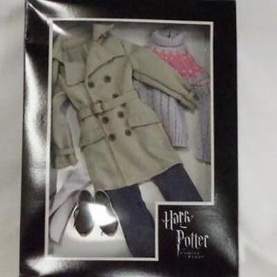 1083	TONNER HARRY POTTER HERMIONE GRANGER WEEKEND TOGS OUTFIT SET, NEW IN BOX!
