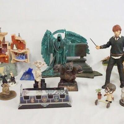 1176	LOT OF MISC. HARRY POTTER COLLECTABLES INCLUDING A 12 IN RON WEASLEY DOLL, A *MAGIC* PEN, BOBBLE HEADS ETC. SOME PIECES MAY HAVE...