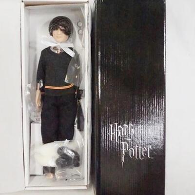 1057	12 IN HARRY POTTER TONNER DOLL, COMES W/ STAND & ACCESSORIES. NEW IN BOX!
