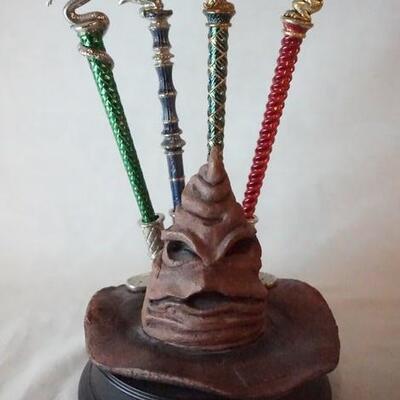 1048	HARRY POTTER THE NOBLE COLLECTION SORTING HAT PEN SET. APP. 9 1/2 IN H INCLUDING PENS 
