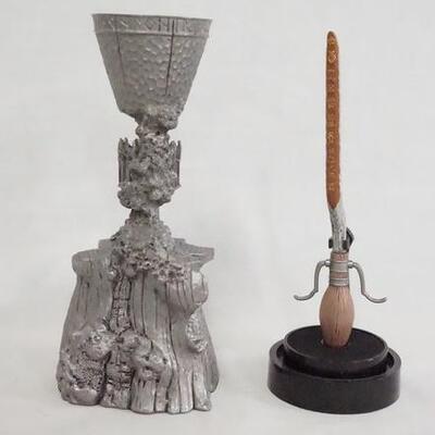 1122	HARRY POTTER LIMITED EDITION NO 1173/5000 GOBLET OF FIRE & FIREBOLT BROOM REPLICA IN DISPLAY CASE. 
