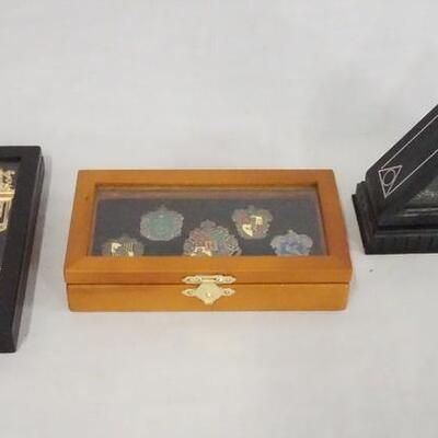 1111	LOT OF HARRY POTTER THE NOBLE COLLECTION INCLUDING A HOUSE BOOKMARK & PIN SET & A NECKALCE ALL COME IN DISPLAY CASES 
