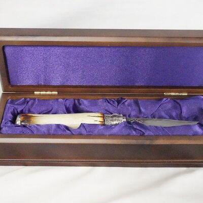 1076	HARRY POTTER THE NOBLE COLLECTION DUMBLEDORE'S KNIFE REPLICA IN FITTED DISPLAY CASE. KNIFE IS 8 IN L 
