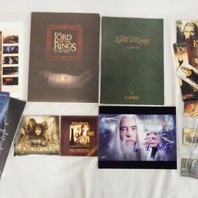 1020	LOT OF LORD OF THE RINGS FILM MEMORBILLIA, LOT INCLUDES A PRESS KIT, A SIGNED PRINT, DIGITAL PRESS KITS, POST CARDS, BOOKLET ETC.  
