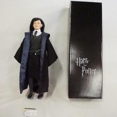 1116	HARRY POTTER TONNER CHO CHANG DOLL COMES W/ STAND, BASE, WAND & ORIGINAL BOX 
