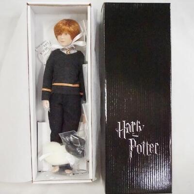 1058	HARRY POTTER 12 IN RON WEASLEY TONNER DOLL. COMES W/ STAND & ACCESSORIES. NEW IN BOX!
