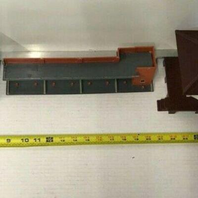 https://www.ebay.com/itm/114918154944	OR8024 LOT OF TRAIN VILLIAGE HOUSES, POLICE, GARAGE AND TRAIN STAION