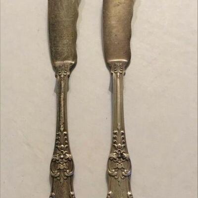 https://www.ebay.com/itm/114918154938	ME1010 STERLING SILVER TIFFANY PAIR OF PICKLE SERVING KNIVES

