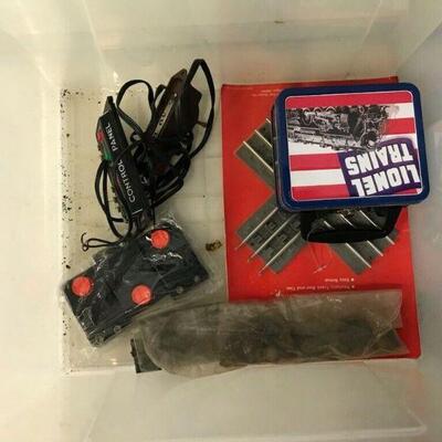 https://www.ebay.com/itm/124835396051	OR8032 LOT OF VINTAGE LIONEL TRAIN PARTS, UNTESTED AND METAL TIN BOX