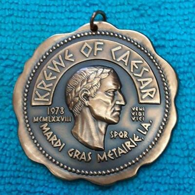 https://www.ebay.com/itm/114918154963	HC3044 ANTIQUE BRONZE KREWE OF CAESAR MARDI-GRAS FLOAT LIEUTENANT BADGE
