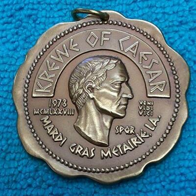 https://www.ebay.com/itm/114918154967	HC3042 ANTIQUE BRONZE KREWE OF CAESAR MARDI-GRAS FLOAT LIEUTENANT BADGE
