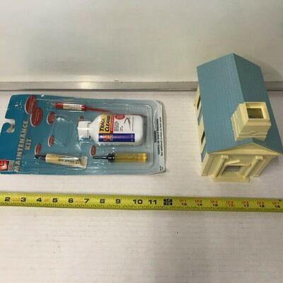 https://www.ebay.com/itm/114918154969	OR8025 LOT OF 2 TOY TRAIN PARTS, HOUSE AND MAINTENENCE KIT