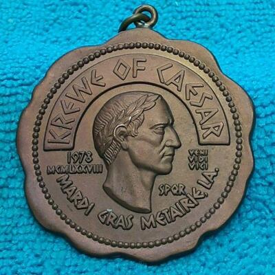 https://www.ebay.com/itm/114918154958	HC3045 BRONZE KREWE OF CAESAR MARDI-GRAS FLOAT LIEUTENANT BADGE
