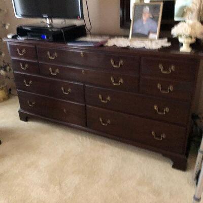 https://www.ebay.com/itm/124856474923	KG0025 Vintage Low Profile Chest of Drawers Pickup Only		Buy-It-Now	 $199.99 

