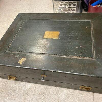 https://www.ebay.com/itm/114895586853	ME6154 Rex 1904 King's Favor from Comus - New Orleans Mardi Gras Krewe Favor Box 
