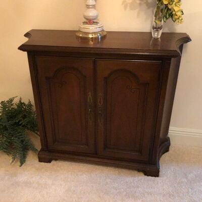 https://www.ebay.com/itm/124856472457	KG0023 Wooden Hall Cabinet Local Pickup		Buy-It-Now	 $149.99 
