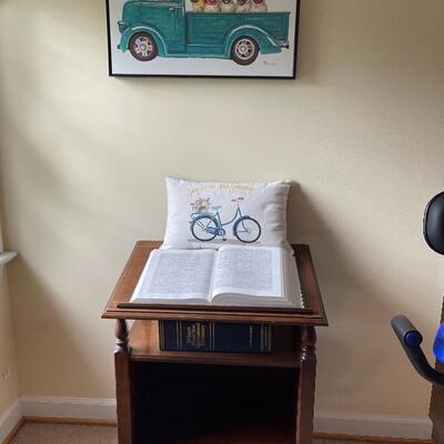 Dictionary/Bible stand
