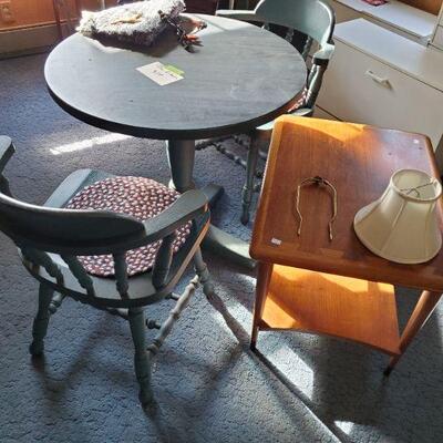 Table with 2 matching chairs and mid-century end table