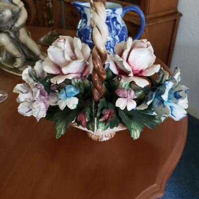 A Capodimonte porcelain piece in very good condition