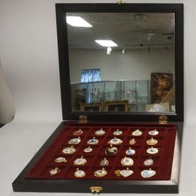 1269	25 PENDANTS OF THE WORLD'S GREATEST PROCELAIN HOUSES IN A WOODEN CASE W/ MIRRORED LID. BOX IS 15 IN X 14 IN SEE PHOTOS FOR MAKERS 
