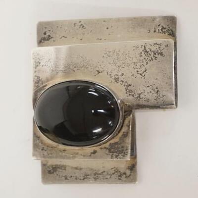 1043	STERLING SILVER BROOCH W/BLACK CABOCHON, STONE IS CHIPPED, 2 5/8 IN X 2 1/4 IN, 1.325 TOTAL TOZ
