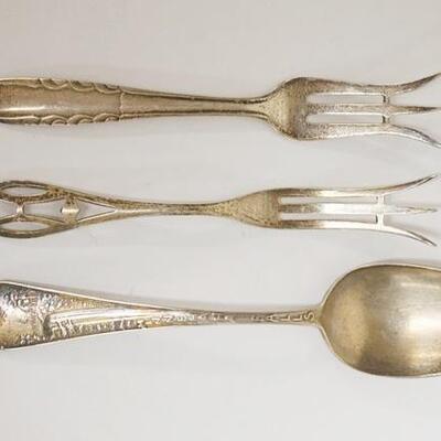 1008	3 PIECES STERLING SILVER, 2 SMALL FORKS & A FORT SNELLING SOUVENIR SPOON. LONGEST IS 5 3/4 IN, 1.585 TOZ
