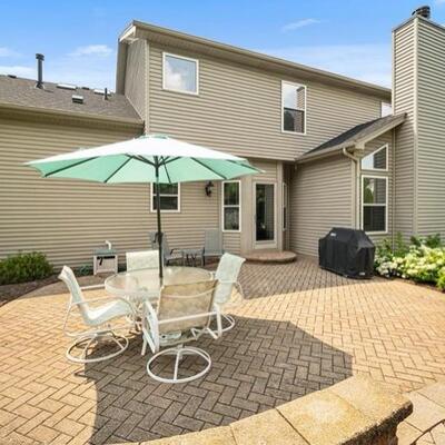 patio set with 4 chairs and umbrella