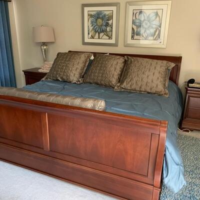 king sized sleigh bed, king size sheets and bedding, night tables, lamps