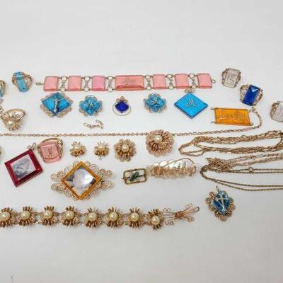1654	

Costume Jewlery
Includes Bracelets, Rings, Pendants, Chains And Pins Ring Sizes Range From 4 To 8
 