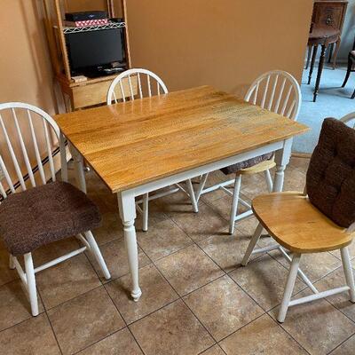 Kitchenette Table with four chairs