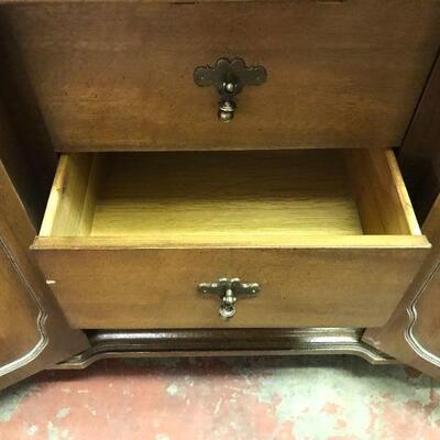 Wood Dresser with (9) Drawers & (2) Mirrors
Dresser
78"x21"x32"
Mirrors
50.5"x18.5"x1.5"
$100