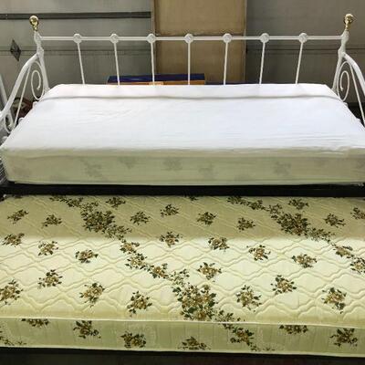 Daybed with (2) Twin Mattress
78"x42"x40"
$175