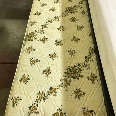 Daybed with (2) Twin Mattress
78"x42"x40"
$175