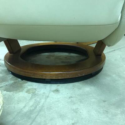 Leather Recliner | Swivel
27"x30"x45"
$125