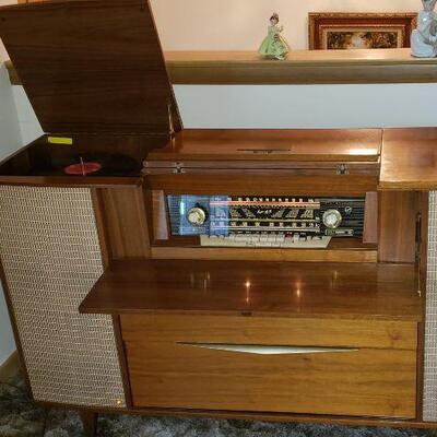  Blaupunkt AM/FM/Stereo Cabinet No D741747 Type 40403 Beautiful condition. Works, Speakers are great!