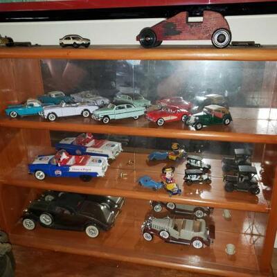 5138 â€¢ Model Cars In Display Case