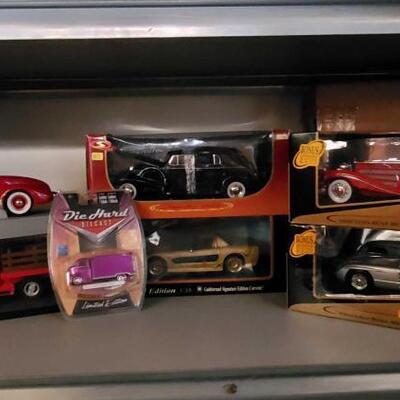 #5140 â€¢ Model Cars 1:18 And Display Cases
