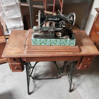 #2352 • Vintage Sewing Singer Table With The Ambassador Sewing Machine Sewing Machine Series A.G. And O.C.
