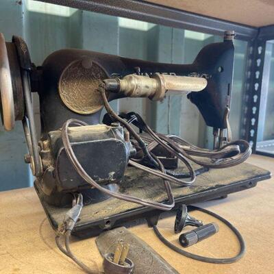 #3530 • Vintage Singer Sewing Machine