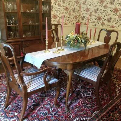 Queen Anne dining table & chairs/ keaves & pad