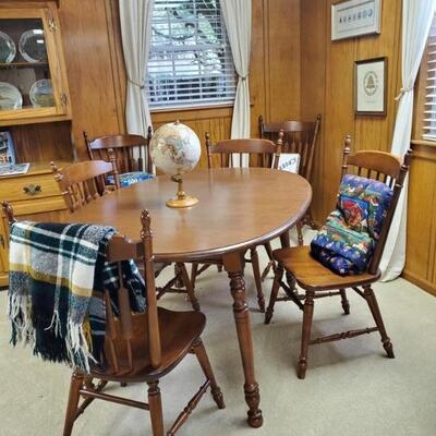 Round maple dining table & chairs