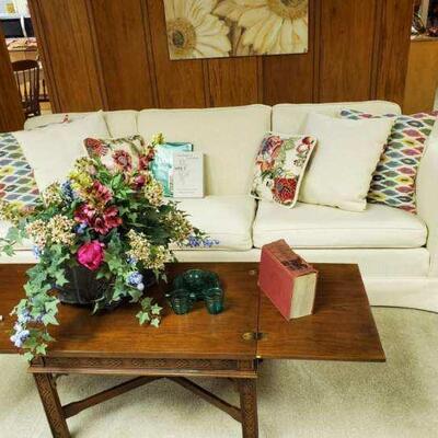 White Kawson sofa & coffee table
