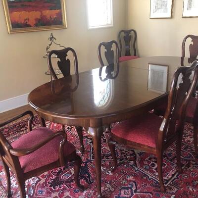 THOMASVILLE QUEEN ANN STYLE CHERRY DINING ROOM TABLE AND CHAIRS. EXCELLENT CONDITION WITH 8 CHAIRS, 2 OF THESE ARE ARMCHAIRS.
THE...