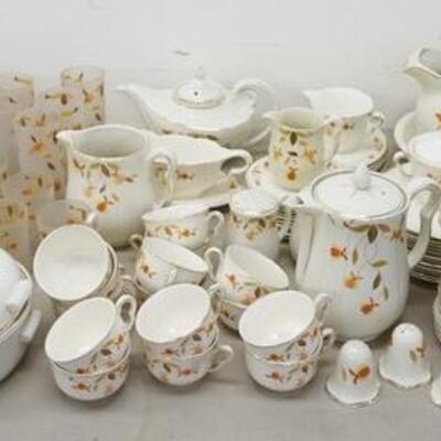 1348	LARGE SET OF HALL AUTUMN LEAF DINNERWARE, INCLUDES GLASSWARE TO MATCH & THE ALADDIN FORM TEAPOT
