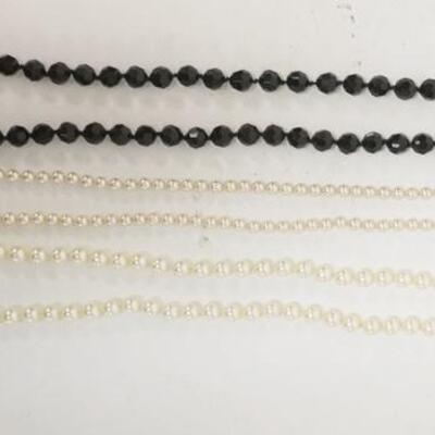 1174	3 NECKLACEACES, JUDITH GREEN BLACK GLASS BEADED NECKLACE 23 IN LONG, CAROLEE SING STRAND PEARLS AND UNMARKED PEARL NECKLACE BOTH 28...