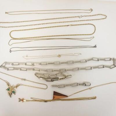 1198	JEWELRY LOT INCLUDING 10 NECKLACES AND 1 BRACELET
