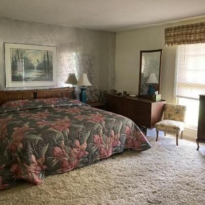 Drexel Kingsize bed with matching dresser with mirror,
